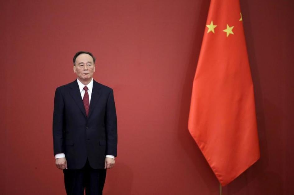中共反贪机构头号人物，政治局常委王岐山，在中国国旗旁留影，中国北京，2015年9月2日。