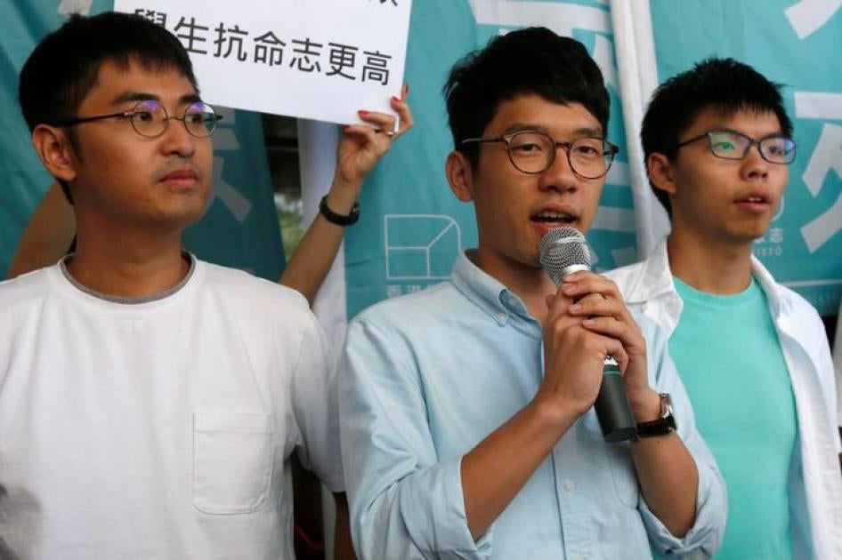 民主運動領袖羅冠聰（中）、黃之鋒（右）和周永康在法院外回答記者詢問，香港，2016年9月21日。