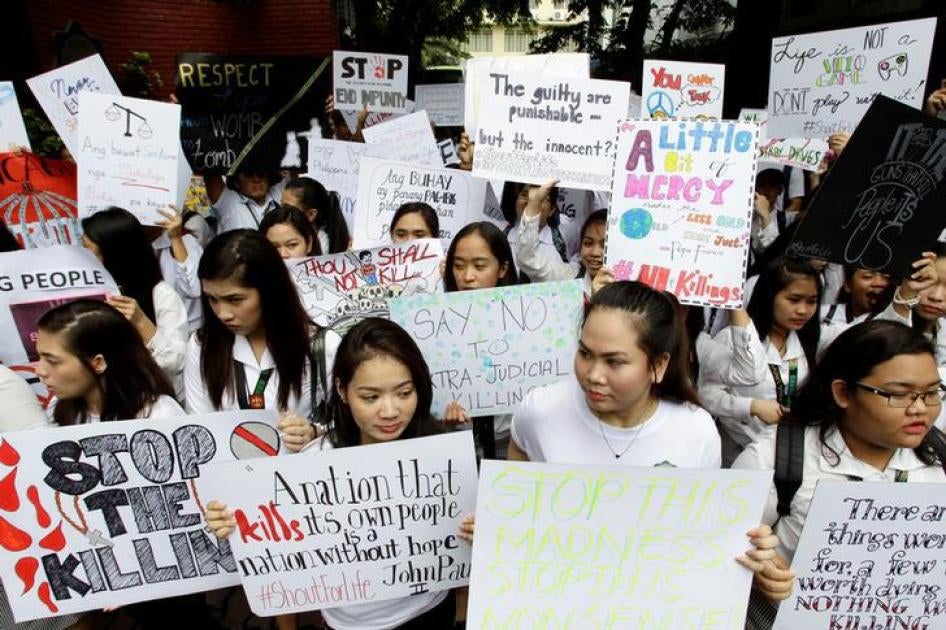 Students protest extrajudicial killings at a university in metro Manila, Philippines, September 30, 2016.