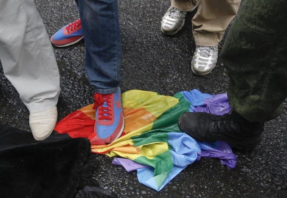 Анти-гей-активисты топчут флаг цвета радуги во время протеста правозащитников гей-сообщества, направленного против нового закона «о запрете пропаганды отрицания традиционных семейных ценностей», предложеннного нижней палатой парламента – Государственной Д