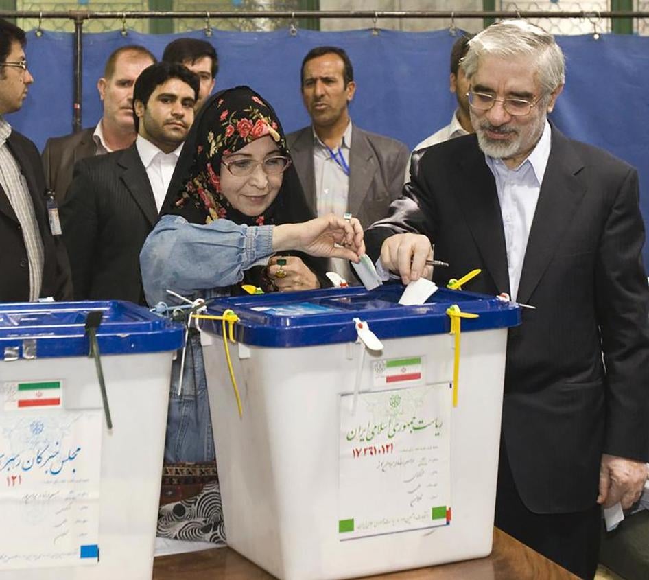 کاندیدای ریاست جمهوری، میرحسین موسوی( راست) و همسرش زهرا رهنورد رای خود را در انتخابات ریاست جمهوری در جنوب شهر تهران به صندوق می اندازند،12 جون 2009  