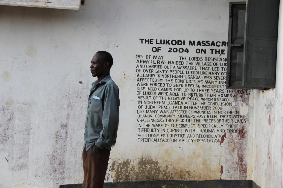 Un membre de la communauté de Lukodi (Ouganda), devant une plaque commémorant le massacre du 19 mai 2004, l’une des atrocités pour lesquelles Dominic Ongwen est inculpé devant la Cour pénale internationale. Plus de 4 000 victimes participent au procès.