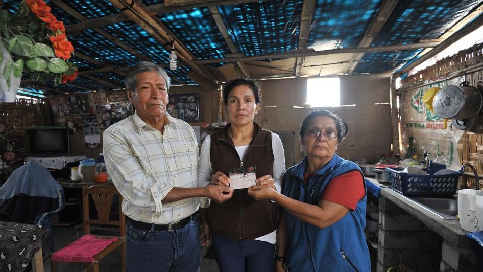 Antenor Hoyos Cubas y María Concepción Sagastegui Tapia, junto a su hija, en su hogar en las afueras de Lima, Perú, en mayo de 2017. 