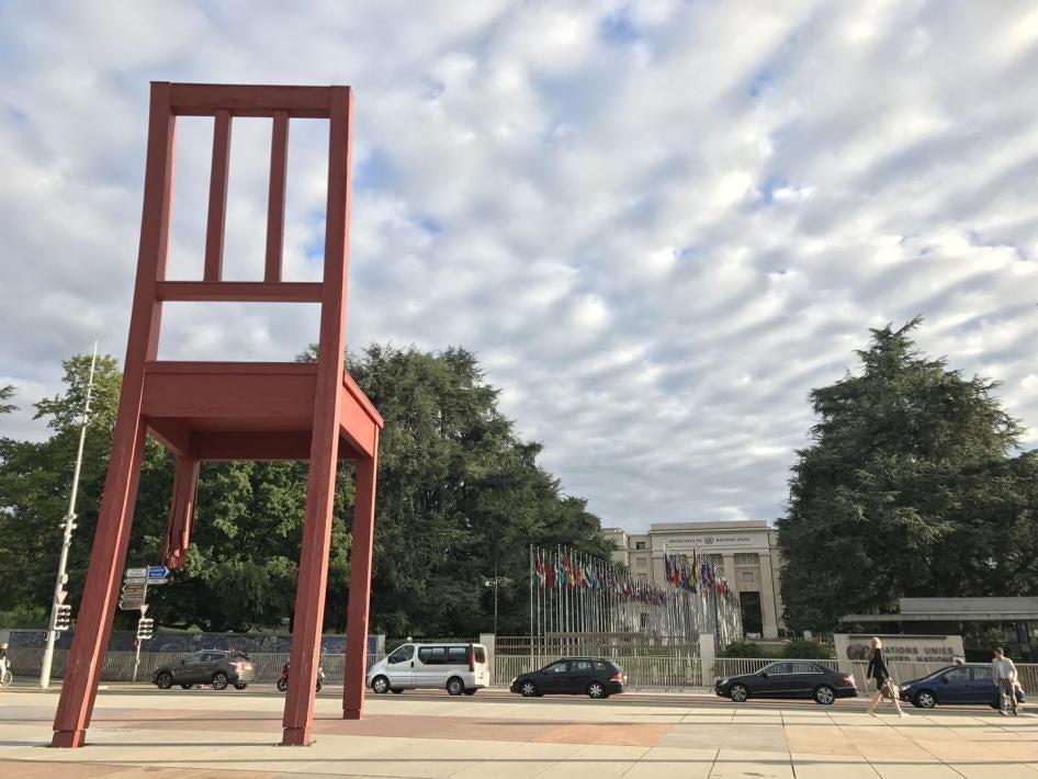 "الكرسي المكسور"، تمثال لدعم حظر الألغام الأرضية والذخائر العنقودية، ينتصب خارج مقر الأمم المتحدة في جنيف. © 2017 ماري ويرهام  