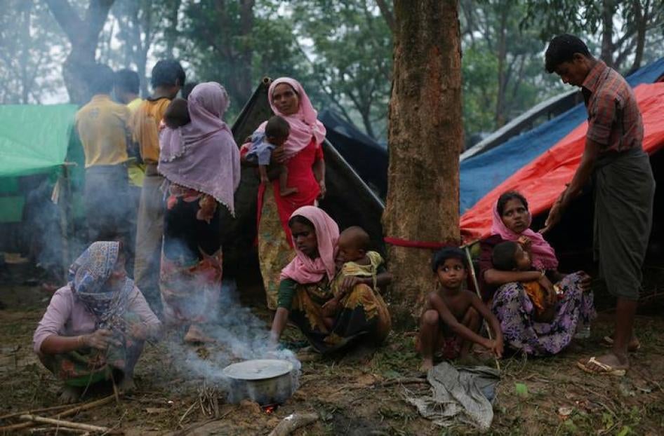 罗兴亚难民在路旁帐篷外野炊充饥，孟加拉，库图巴朗，2017年9月9日。
