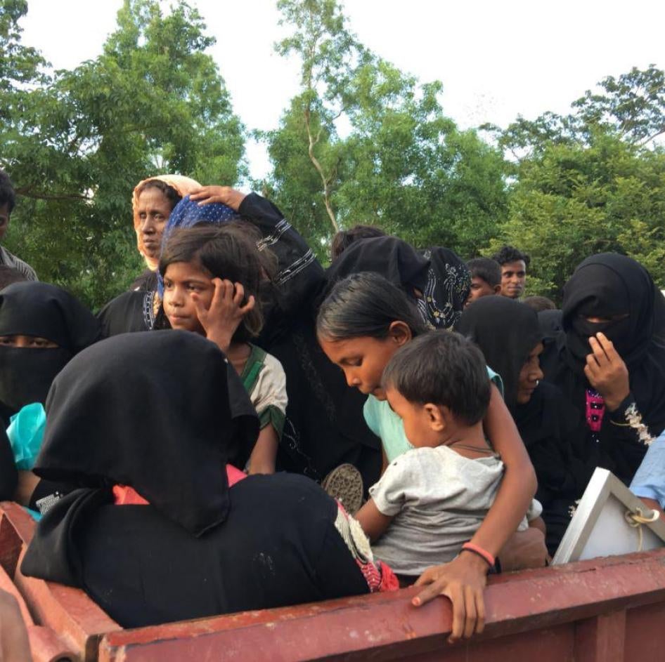 Des réfugiés rohingyas ayant fui la Birmanie, peu de temps après leur arrivée au Bangladesh.