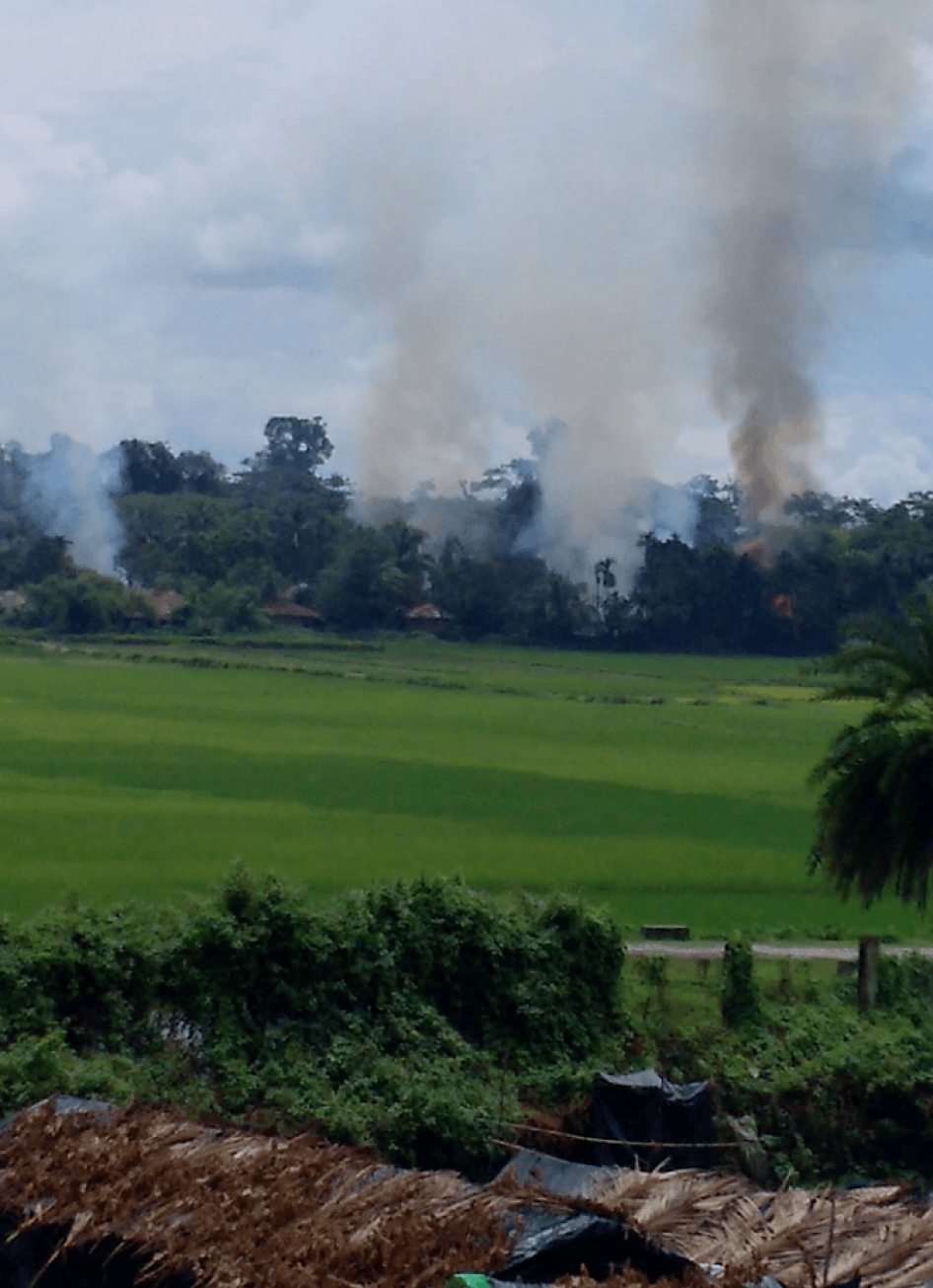 视频截图显示某受灾村落喷出火舌。