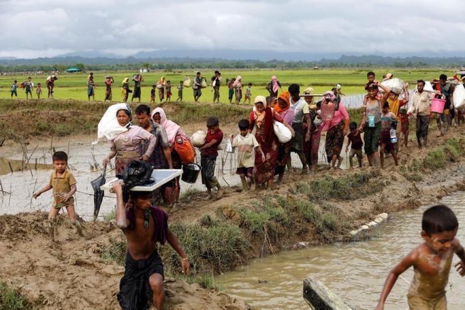 大批罗兴亚难民徒步经由塔克纳夫（Teknaf）穿越孟缅边界，进入孟加拉，2017年9月1日。