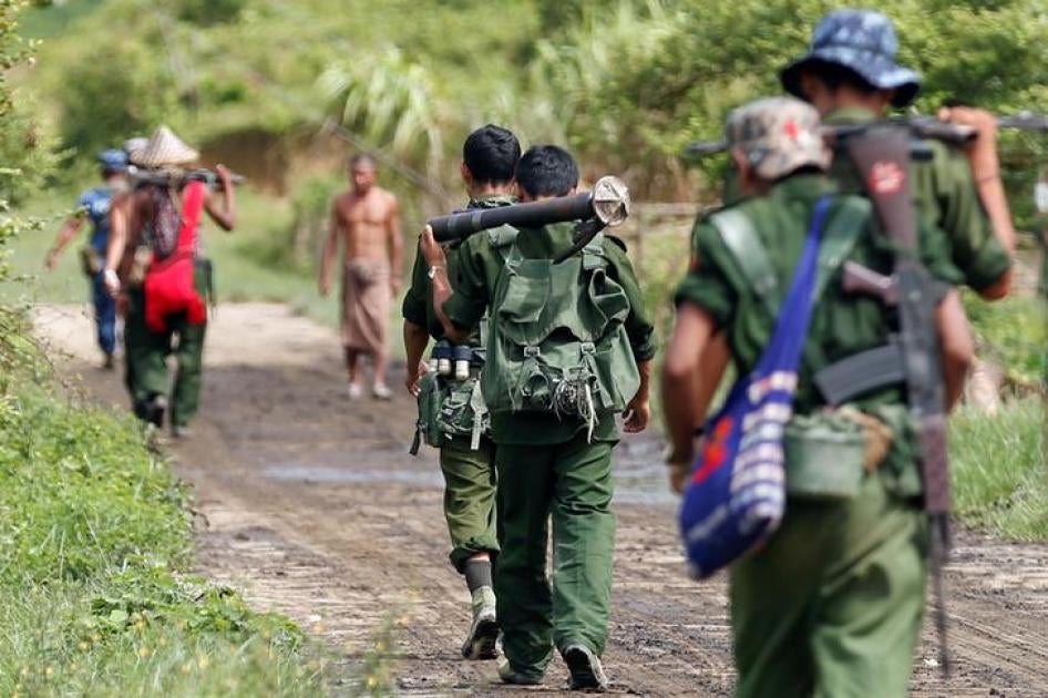 جنود بورميون يقومون بدوريات على طريق في مونغداو، ولاية راخين، 31 أغسطس/آب 2017.