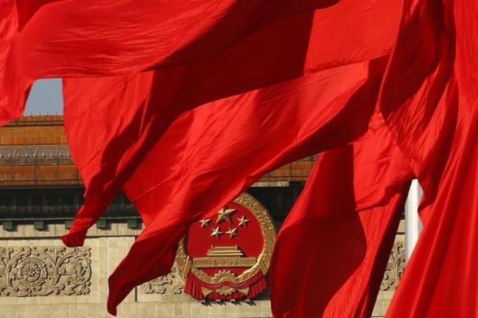 中共党代会在人民大会堂召开期间，天安门广场一片红旗飘扬，中国北京，2013年12月5日。