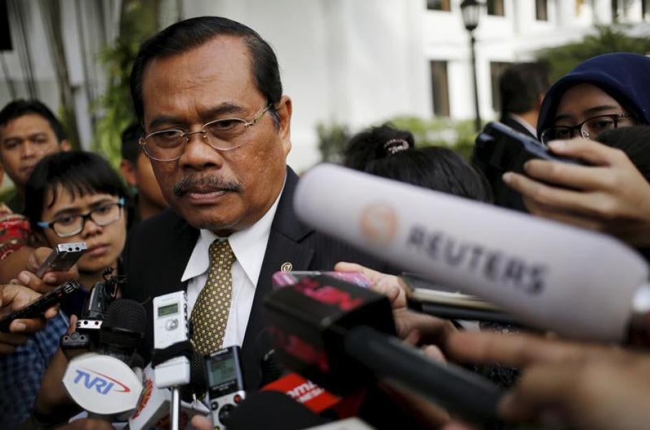 Indonesia's Attorney General Muhammad Prasetyo speaks to journalists about the upcoming executions at the Presidential Palace in Jakarta, Indonesia April 28, 2015.