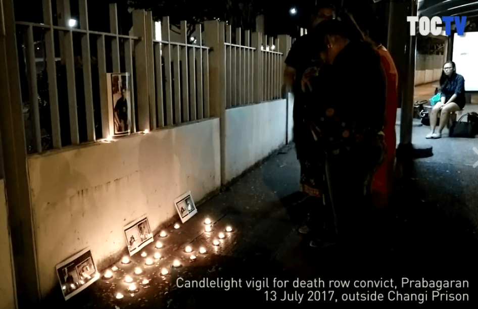 普拉巴嘉兰的母亲等家属在樟宜监狱围墙外举行烛光晚会的视频截图，2017年7月13日。