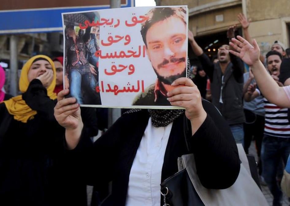 ناشطة مصرية ترفع ملصقا يطالب بالعدالة لجوليو ريجيني في القاهرة، مصر، 15 أبريل/نيسان 2016. 