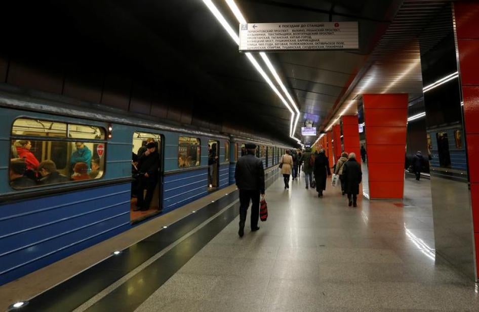 Люди на станции метро Жулебино. Москва, Россия, 14 апреля 2017 г.