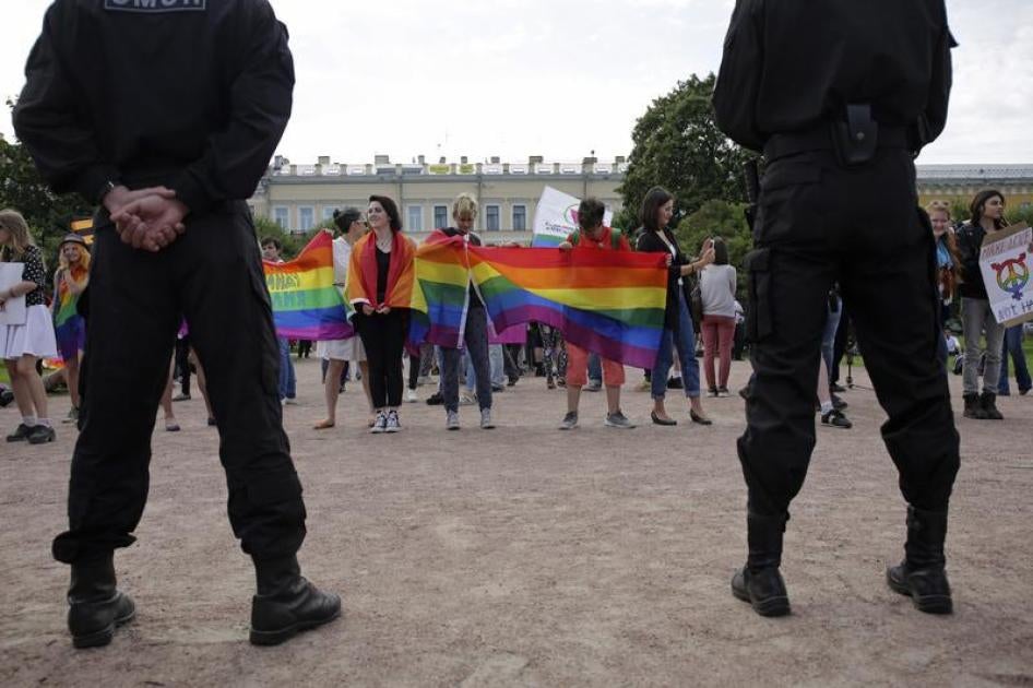 内政部警员在LGBT（女同性恋、男同性恋、双性恋和跨性别）人士举办的 “第8届圣彼得堡同志骄傲遊行” 沿途戒备，俄罗斯，圣彼得堡，2017年8月12日。