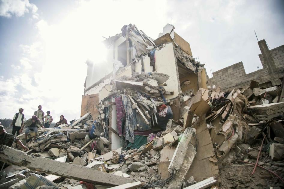 Décombres d'immeubles résidentiels bombardés le 25 août 2017 à Sanaa, au Yémen, lors d'une attaque ayant tué au moins 16 civils (dont sept enfants) et blessé 17 autres (dont huit enfants) dans trois immeubles. Suite aux protestations internationales, la c