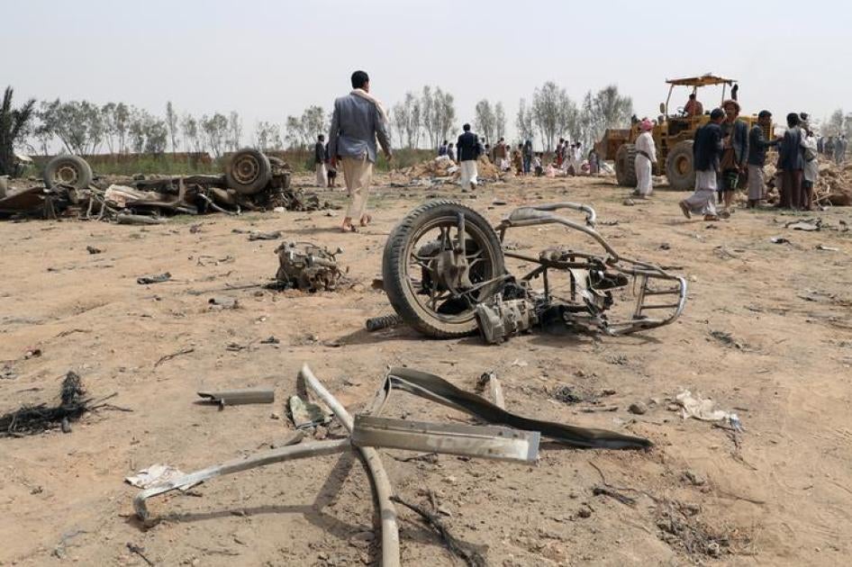 Des personnes se trouvent sur le lieu d'une attaque aérienne menée par l'Arabie saoudite en périphérie de la ville de Saada, au nord-ouest du Yémen, le 4 août 2017.