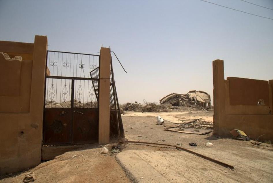 مدخل مدرسة البادية التي قصفها طيران التحالف يوم 20 مارس/آذار 2017. 