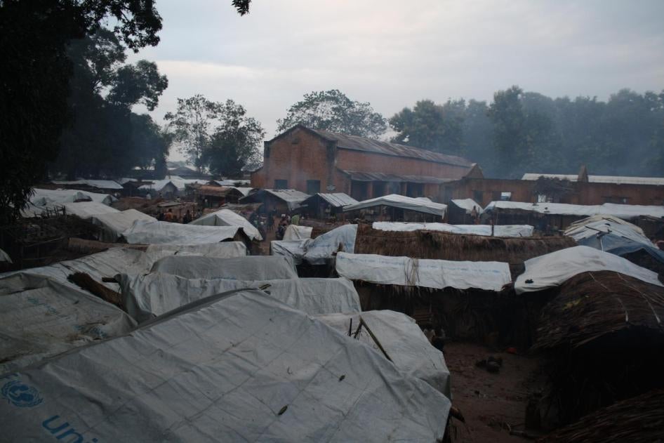 Le camp de personnes déplacées d'Alindao en République centrafricaine, qui abrite environ 18 000 personnes, dont la plupart ont fui en abandonnant leurs maisons quand des combattants de l'UPC ont attaqué la ville en mai 2017. 