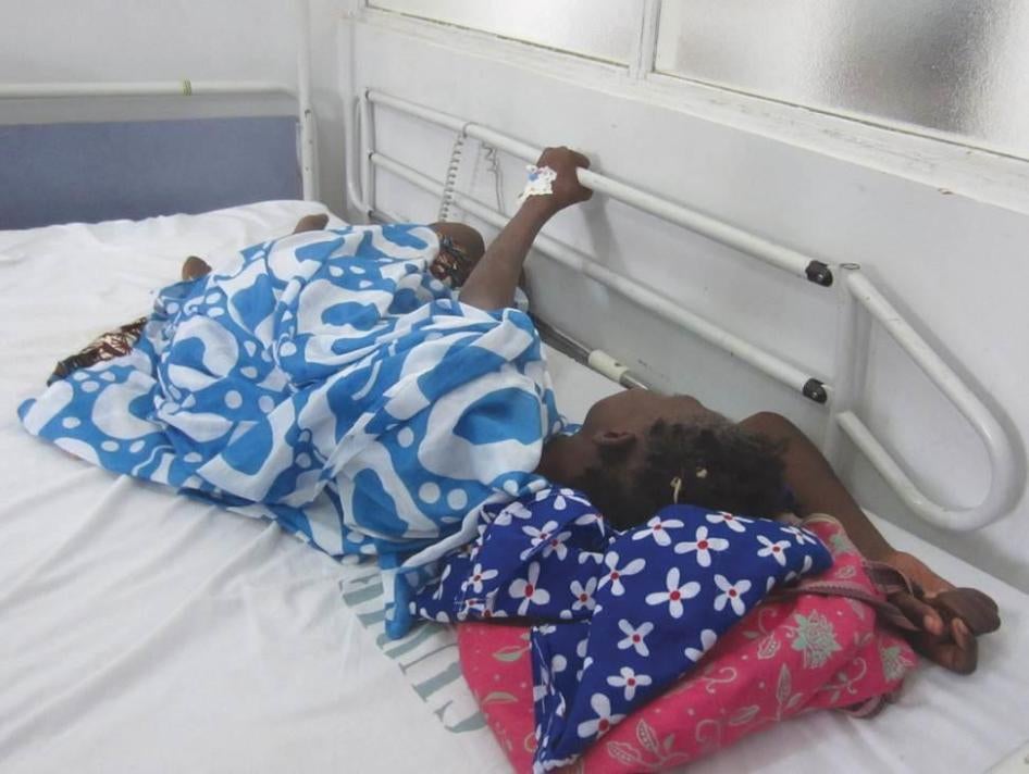 Une patiente atteinte de cancer s’accroche à une poignée de son lit, dans un hôpital de Dakar, lors d'une période de pénurie de morphine – qui aurait pu atténuer sa douleur – au Sénégal.