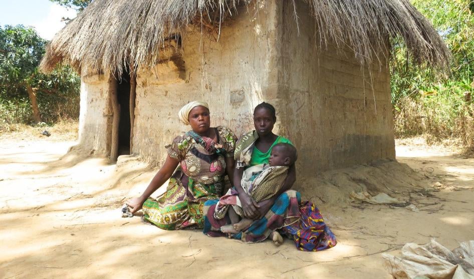 Deux femmes zambiennes – Ruth Mwitwa et Gloria Kango, tenant son jeune fils –  ont été reconnues coupables d'intrusion criminelle dans une propriété privée pour s'être trouvées sur des terres où elles vivaient et qu'elles cultivaient depuis des décennies 