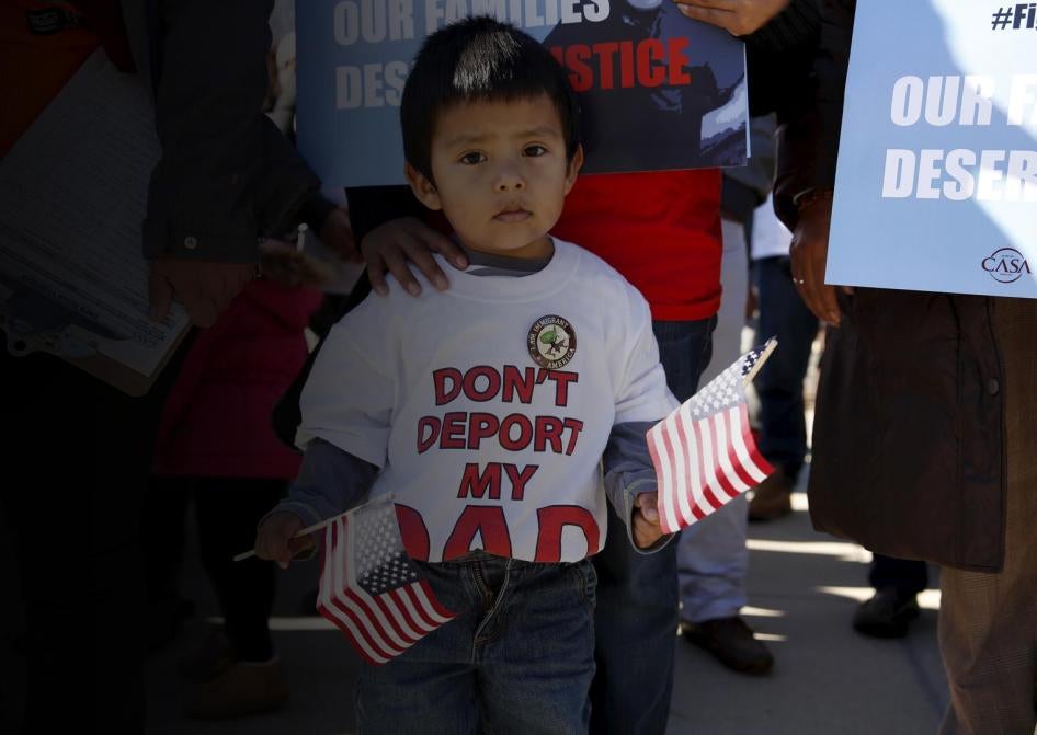 小男孩手执国旗，在美国联邦最高法院大厦前，参加移民及社区领袖纪念欧巴马总统颁布移民行政指令一周年的活动，华盛顿特区，2015年11月20日。