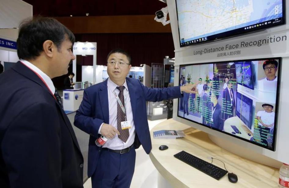 2017年9月27日，在中国北京举行的第六十六届国际刑警组织大会期间，面部识别软件科技展示。