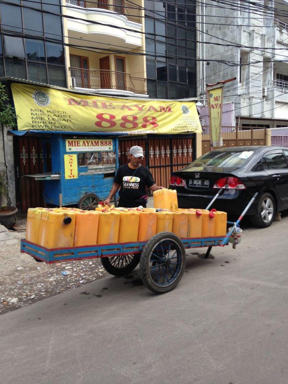 Inadequate water supply service caused by privatization of Jakarta’s water supply has forced residents of low-income areas to buy expensive drinking water from street vendors and bathe in polluted public wells. 