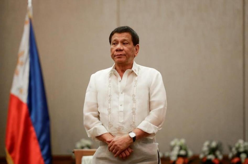 Presiden Filipina Rodrigo Duterte berdiri selama kunjungan para menteri ekonomi ASEAN di Manila, Filipina, 6 September 2017. 
