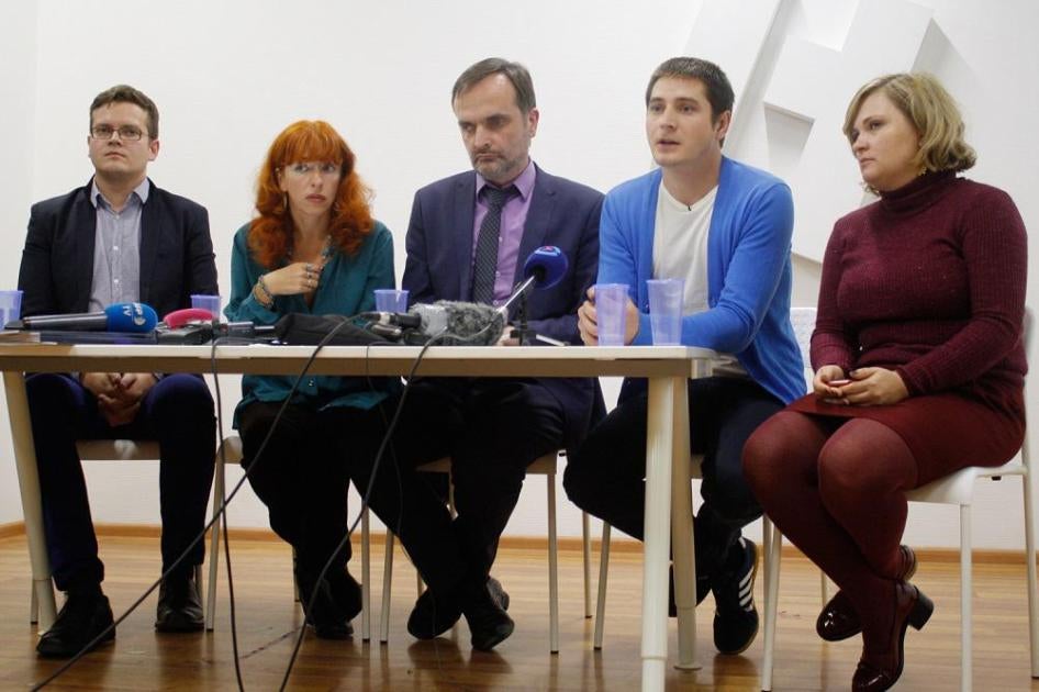 Максим Лапунов (в центре) на пресс-конференции в московской редакции «Новой газеты». 
