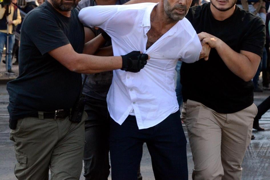 Des policiers en tenue civile emmènent de force un homme dans la ville de Diyarbakır, dans le sud-est de la Turquie, en octobre 2016.