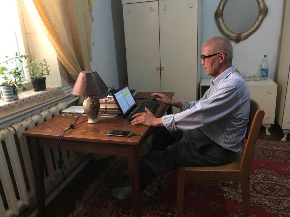 После освобождения из тюрьмы журналист Мухаммад Бекджанов пишет мемуары о своем пребывании в колонии «Жаслык», Янгибазар, сентябрь 2017 г. 