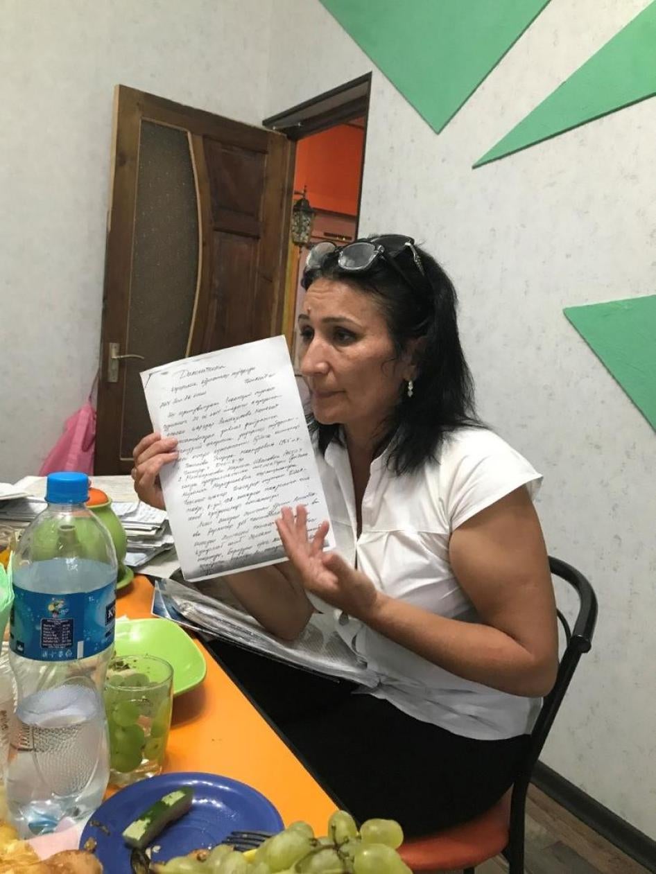 Правозащитница Малохат Эшанкулова рассказывает о своем мониторинге принудительного труда на хлопке в Узбекистане, Ташкент, сентябрь 2017 г.
