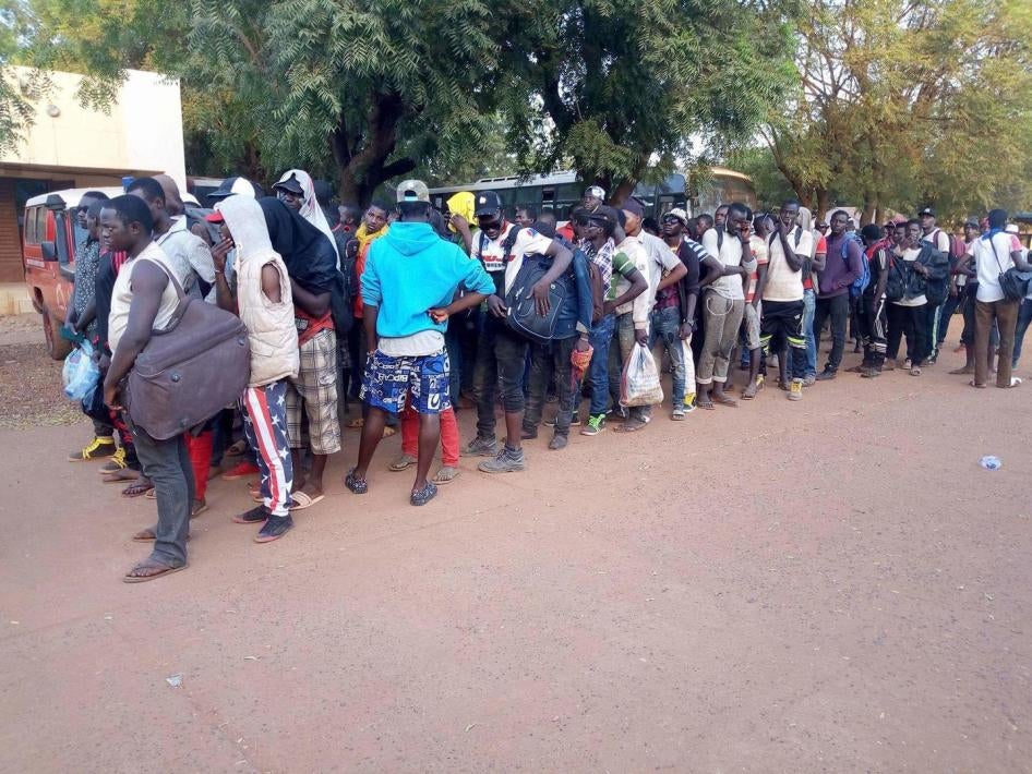 Des hommes expulsés de l'Algérie font la queue après leur arrivée à Bamako, au Mali, le 25 octobre 2017. © 2017 Bukary Dao / Le Républicain
