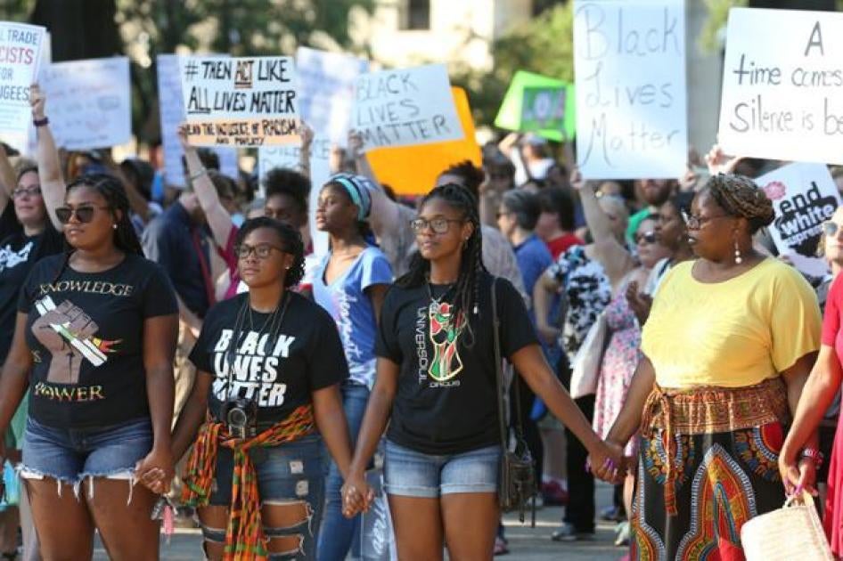 Rassemblement de membres du mouvement « Black Lives Matter »  (« La vie des Noirs compte ») à Charleston, West Virginia, aux États-Unis, le 20 août 2017.