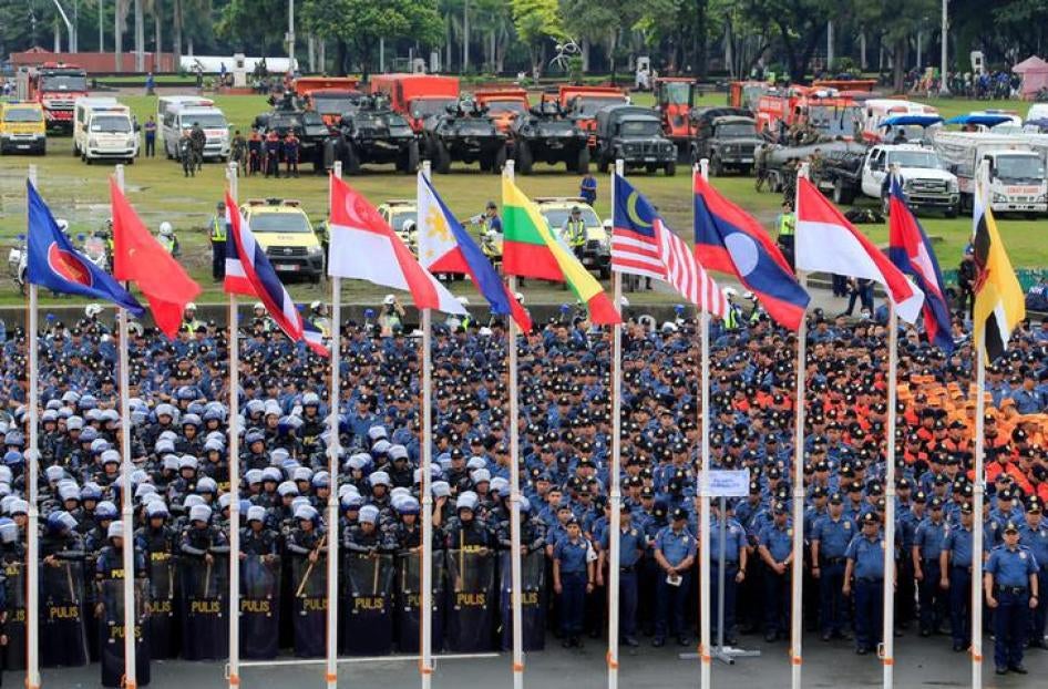 东南亚国家联盟（ASEAN）领袖峰会将在菲律宾马尼拉召开，安全人员在会前接受检阅，2017年11月5日。
