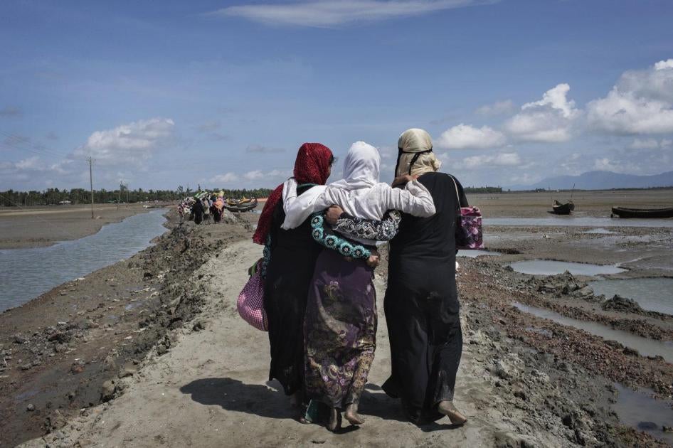 Trois femmes rohingyas ayant fui la Birmanie en traversant la rivière Naf marchent vers un camp de réfugiés situé à Teknaf, dans le district de Cox's Bazar, au Bangladesh.