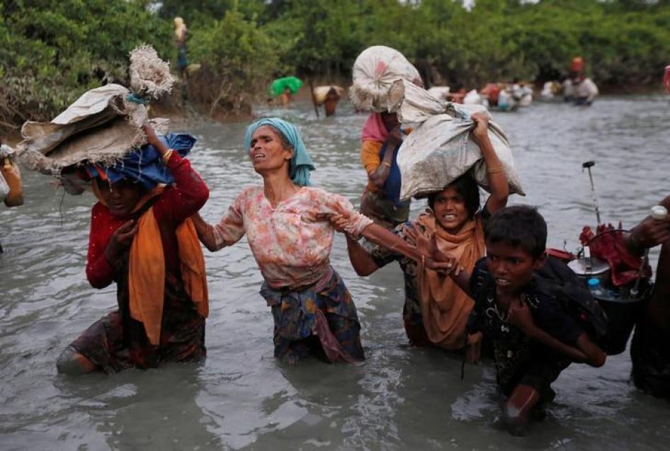 罗兴亚难民一家人正涉水横渡孟、缅交界的纳夫（Naf）河，前往孟加拉考克斯巴扎（Cox’s Bazar）附近的帕隆卡里（Palong Khali），2017年11月1日。