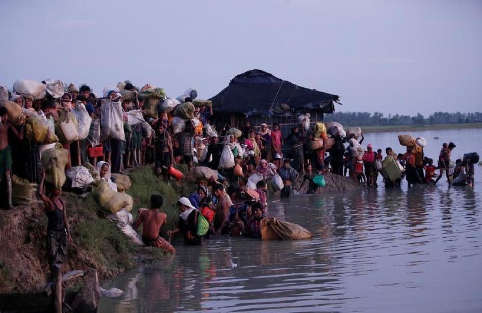 罗兴亚难民在孟加拉考克斯巴扎（Cox’s Bazar）附近的帕隆卡里（Palong Khali）涉水渡过孟加拉、缅甸边界的纳夫河，2017年11月1日。