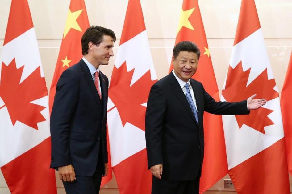 中国国家主席习近平（右）在钓鱼台国宾馆迎接来访的加拿大总理特鲁多，中国北京，2016年8月31日。