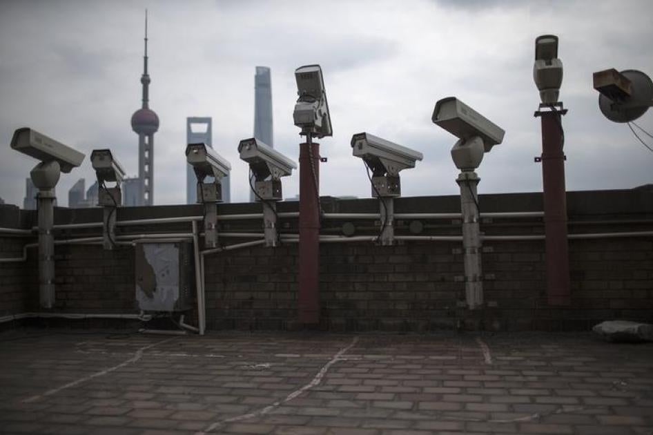 上海外滩大厦天台上满布监控摄像头，远方为浦东金融区天际线，2015年3月6日。