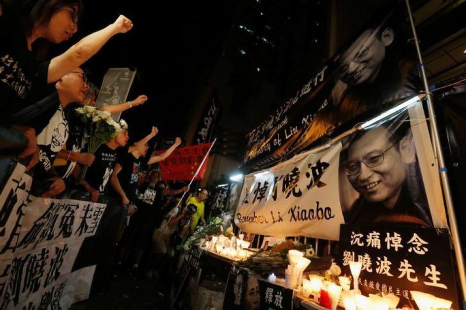 抗议人士在香港中联办外呼口号，哀悼诺奖得主刘晓波之死，2017年7月15日。