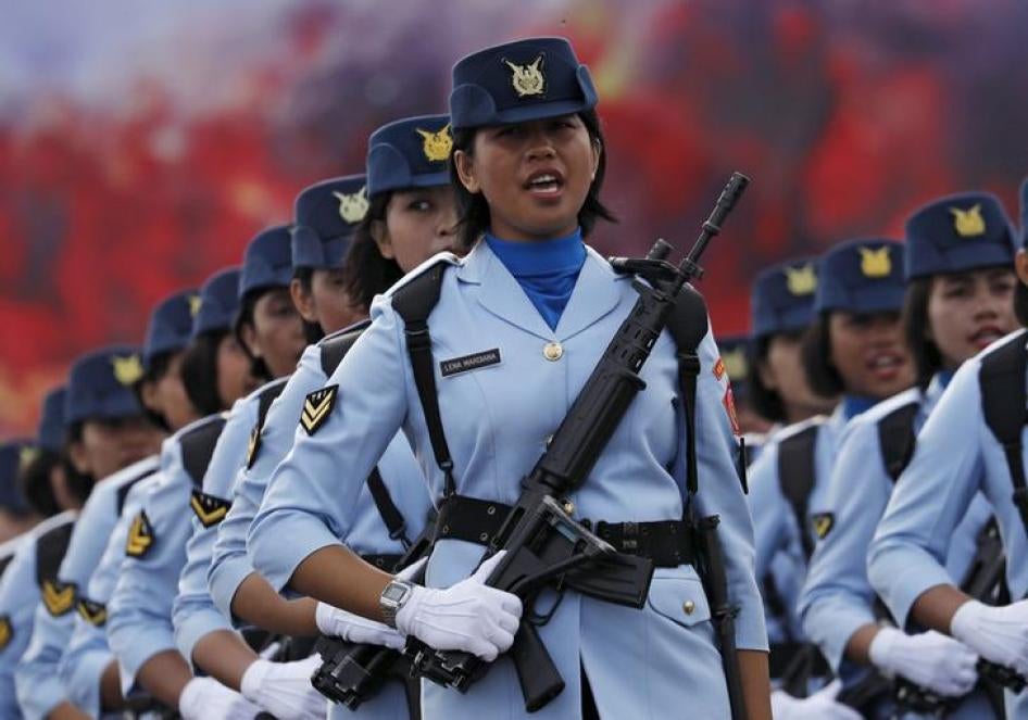 Des membres féminins de l'armée de l'air indonésienne participent à un défilé à l'occasion du 70ème anniversaire de la création de l'armée de l'air à la base Halim Perdanakusuma près de Jakarta, le 9 avril 2016.
