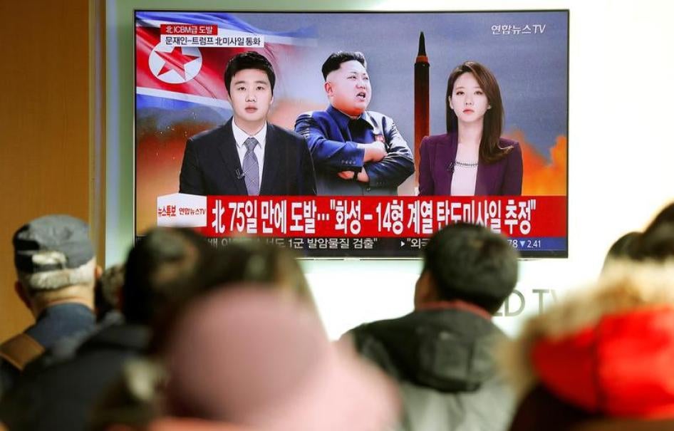 韩国首尔市民观看电视新闻报导朝鲜发射导弹，据研判为洲际弹道导弹，落点靠近日本，2017年11月29日。