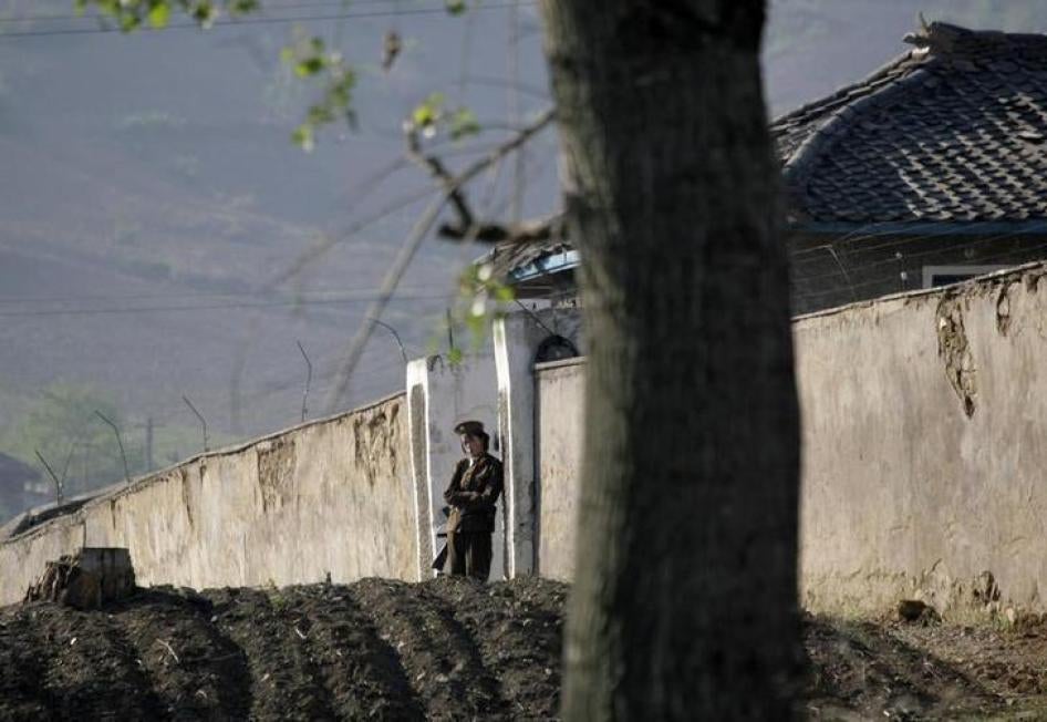 朝鲜钟城附近女子监狱门口卫兵，2009年5月31日。