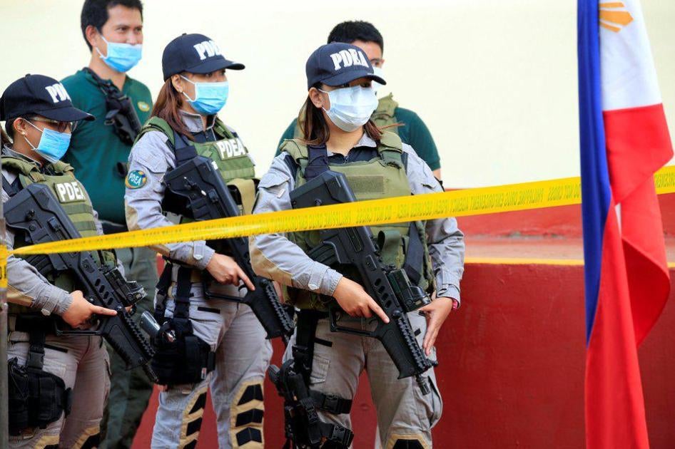 201711HIV Philippine Drug Enforcement Agency (PDEA) operative stand on guard during the destruction of confiscated illegal drugs in Trece Martires town, Cavite city, south of Manila, Philippines on February 16, 2017. 
