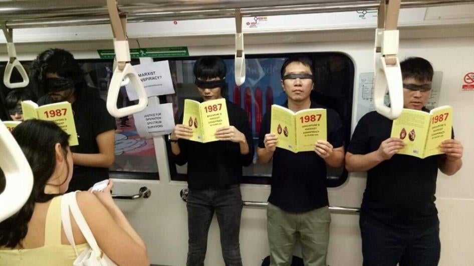 范国瀚与其他八名社运人士在新加坡地铁车厢默站抗议，2017年6月3日。