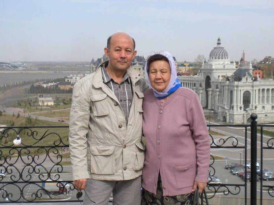 Фарид Тухбатуллин с матерью Халидой Избастиновой в Казани, Россия
