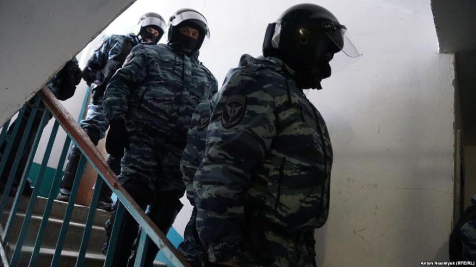 Сотрудники правоохранительных органов во время обыска в Бахчисарае, Крым, 26 января 2017 г.