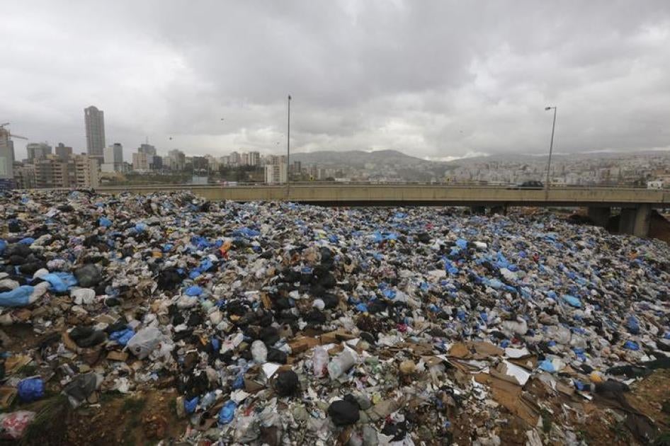 Garbage is piled near a highway in Beirut, Lebanon January 19, 2016. © 2017 Reuters
